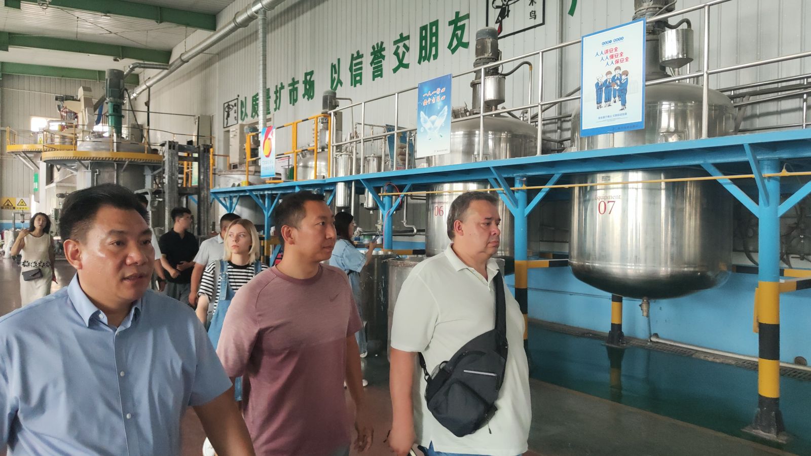 热烈欢迎俄罗斯客户到啄木鸟漆业集团考察