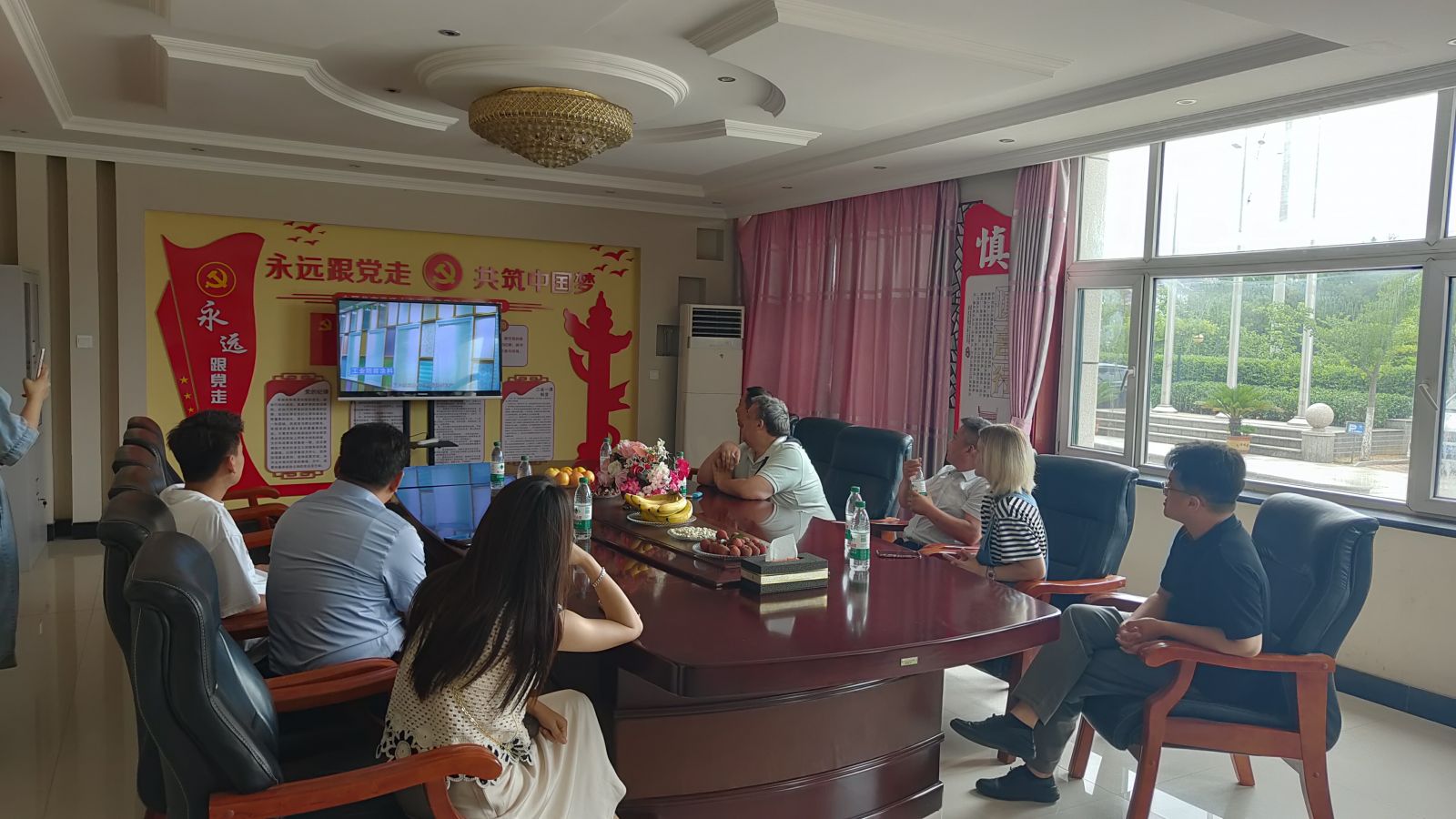 热烈欢迎俄罗斯客户到啄木鸟漆业集团考察